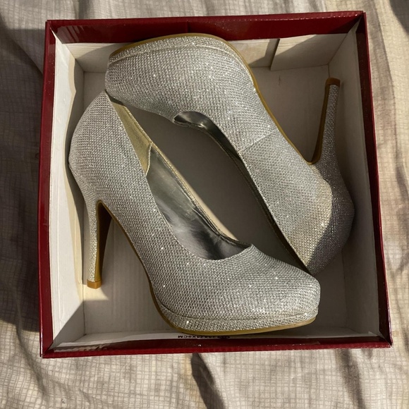 Delicacy Silver Glitter Prom/Homecoming Shoes High Heels Size 8 - Picture 1 of 5